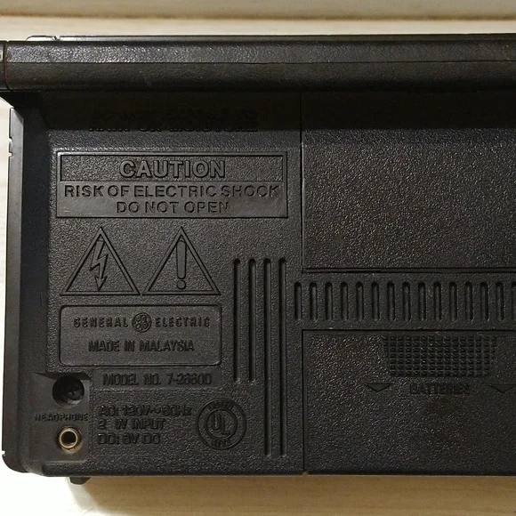 Vintage General Electric GE Portable AM/FM Radio 2-Way Power Model 7-2660D - Picture 5 of 5
